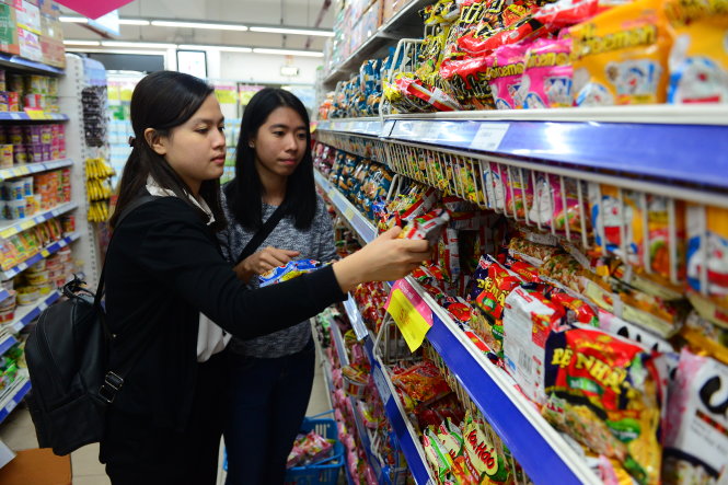 Khách hàng mua mì ăn liền tại siêu thị Co.opMart Rạch Miễu, Q. Phú Nhuận, TP.HCM - Ảnh: QUANG ĐỊNH