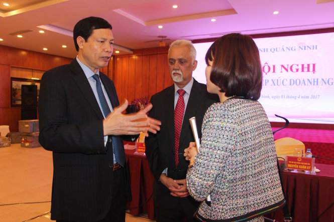 Chủ tịch UBND tỉnh Quảng Ninh Nguyễn Đức Long (bên trái) trao đổi với doanh nghiệp bên lề hội nghị - Ảnh: Vũ Đức