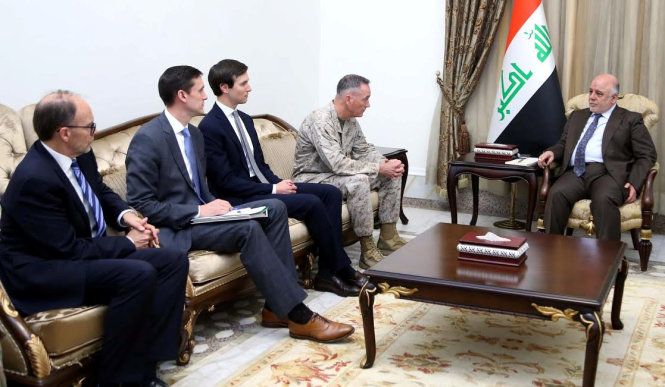 Thủ tướng Iraq Haider al-Abadi (phải) tiếp đoàn công tác cấp cao của Mỹ gồm tướng Dunford (thứ 2 từ phải sang), cố vấn Jared Kushner (thứ 3 từ trái sang) tại Baghdad ngày 3-4-2017 - Ảnh: Reuters