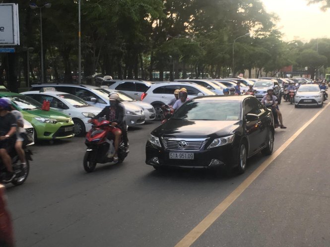 bãi giữ xe ô tô có thu phí trên đường Lê Lợi, quân 1, TPHCM 
Ảnh Quang Định