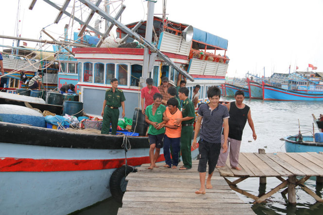 Các ngư dân Quảng Ngãi được cứu trong vụ chìm tàu vui mừng khi về bờ an toàn - Ảnh: CÔNG THỬ