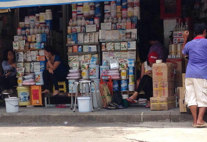 Hương liệu, phụ gia thực phẩm được bày bán ở chợ Kim Biên, TP.HCM - Ảnh: NGỌC LOAN