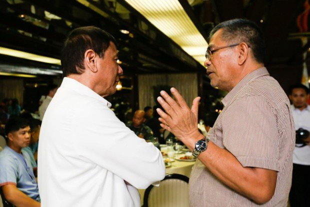 Tổng thống Duterte (trái) trong một lần trò chuyện cùng bộ trưởng Sueno - Ảnh: Ban truyền thông Phủ Tổng thống Philippines