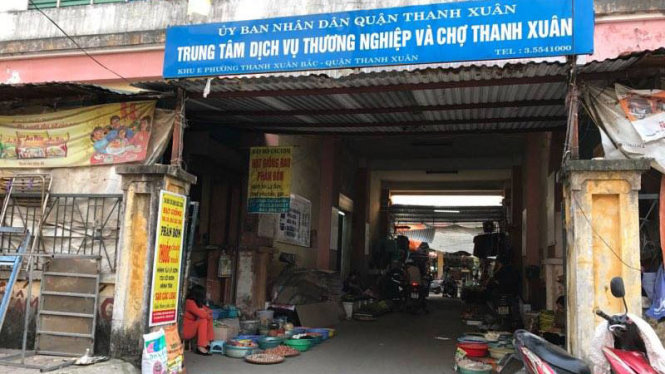 Sau lập lại trật tự vỉa hè, lòng đường, quận Thanh Xuân bố trí các hộ bán hàng rong vào kinh doanh trong chợ Thanh Xuân Bắc - Ảnh: Xuân Long