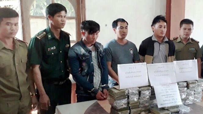 Ba người Lào bị bắt quả tang mua bán, tàng trữ 97 bánh heroin - Ảnh: Minh Toàn