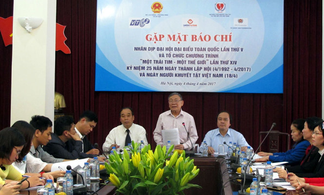 Ông Nguyễn Đình Liêu, Chủ tịch Hội bảo trợ NKT và trẻ em mồ côi VN giới thiệu về ĐH - Ảnh: Đ.BÌNH