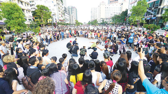 Một nhóm nhảy freestyle biểu diễn trên phố đi bộ Nguyễn Huệ, Q.1, TP.HCM thu hút đông đảo người xem - Ảnh: QUANG ĐỊNH