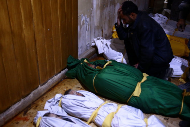 Những thường nhân thiệt mạng ở thành phố Douma, ngoại ô thủ đô Damascus. Douma hiện do lực lượng phiến quân chiếm giữ - Ảnh: Reuters