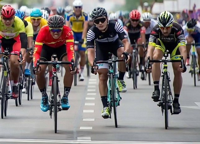 Nguyễn Thành Tâm (trái) có chiến thắng đầu tiên tại Tour of Thailand 2017. Ảnh Cycling_edge