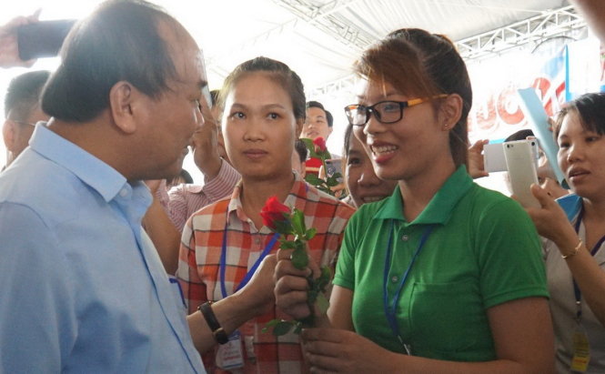 Thủ tướng Nguyễn Xuân Phúc và các công nhân trong cuộc trò chuyện của Thủ tướng với 3.000 công nhân đến từ Đồng Nai, TP.HCM, Bình Phước, Tây Ninh năm 2016 - Ảnh: tư liệu Tuổi trẻ