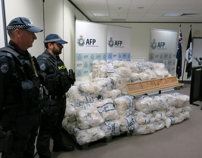 Cảnh sát Liên bang Úc công bố số tang vật ma túy đá vừa thu giữ tại Melbourne ngày 5-4 - Ảnh: Reuters