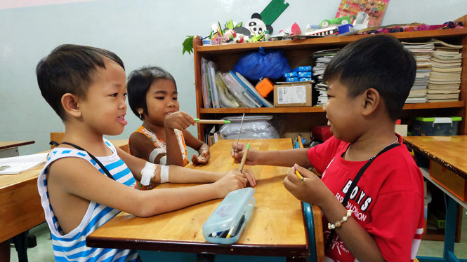 Đến lớp học là niềm vui nhỏ bé của các bệnh nhi chạy thận ở Bệnh viện Nhi Đồng 2 (TP.HCM) - Ảnh: Vũ Thủy