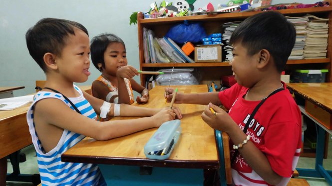 Đến lớp học là niềm vui nhỏ bé của các bệnh nhi chạy thận ở Bệnh viện Nhi Đồng 2 (TP.HCM) - Ảnh: Vũ Thủy