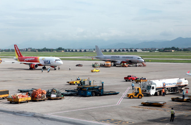Theo Cục trưởng Cục Hàng không Việt Nam, sân bay Nội Bài và Tân Sơn Nhất rất cần thệ thống phát hiện vật thể lạ trên đường băng -Ảnh: một góc sân bay Nội Bài: TUẤN PHÙNG