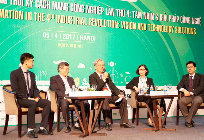 Các đại biểu trao đổi, thảo luận về những thách thức của Việt Nam trước  cuộc cách mạng công nghiệp lần thứ 4 tại hội thảo