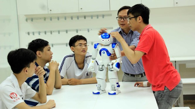 Học viên thích thú tìm hiểu robot NAO (một robot hiện đại, mang hình dáng người do Pháp chế tạo) - Ảnh: AILab cung cấp