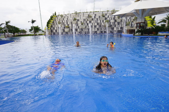 Trẻ em bơi lội tại một hồ bơi trong khu dân cư ở quận 2, TP.HCM 
Ảnh: Quang Định