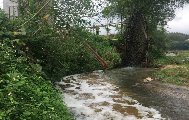 Nước thải ra sông Âm, vị trí gần Công ty Tuấn Vinh, có dấu hiệu ô nhiễm - Ảnh: đoàn kiểm tra cung cấp.