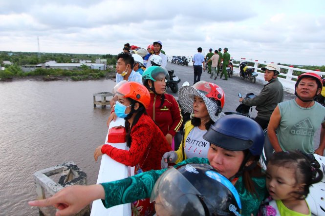 Người dân đang theo dõi lực lượng chức năng tìm kiếm người được cho là mất tích trên sông Gành Hào. Ảnh: Chí Quốc