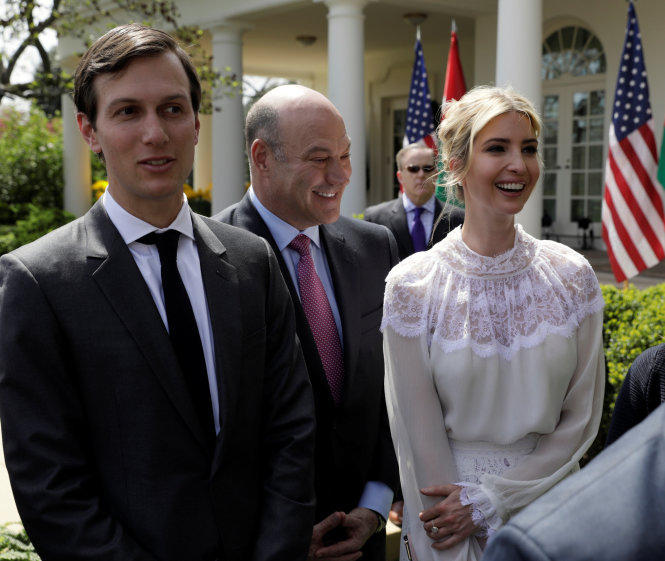 Cô Ivanka Trump và chồng, anh Jared Kushner (ngoài cùng bên trái) tại Nhà Trắng ở Washington, Mỹ - Ảnh: Reuters
