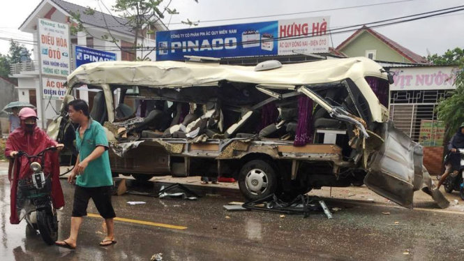 Chiếc xe khách 29 chỗ bị biến dạng sau cú đâm của chiếc xe tải. Vụ tai nạn làm 3 người tử vong, 1 người bị thương - Ảnh: TUẤN LƯU