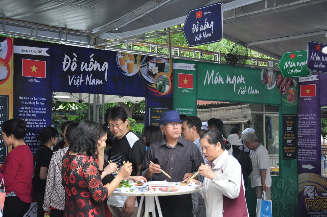 Du khách và người dân thưởng thức ẩm thực tại lễ hội ẩm thực đường phố - Ảnh: V.V.TUÂN