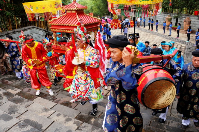 Đoàn rước lễ diễu hàng từ cổng chính lên khu điện thờ trung tâm - Ảnh: Lê Phan