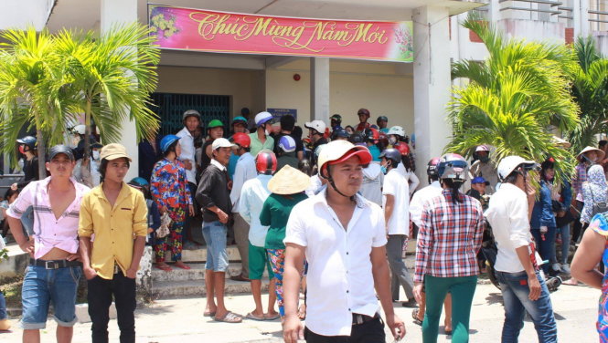 Rất đông người dân tập trung tại BV đa khoa huyện Đông Hải theo dõi cấp cứu người bị nạn - Ảnh: Trần Nguyên