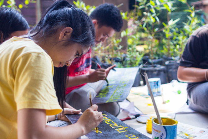 Tường Vy và các bạn làm bảng treo tên các loài cây dọc bờ sông cho du lịch sinh thái trong đợt tình nguyện ASEAN Youth Volunteers Programme, bang Perak, Malaysia, về bảo vệ đom đóm và đất ngập nước năm 2013 -
 Ảnh: Maxie