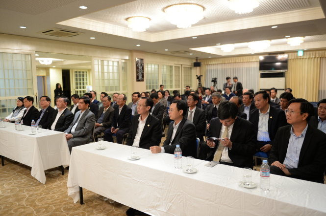 Đông đảo cán bộ Đại sứ quán Việt Nam tại Nhật Bản và lãnh đạo TP.HCM gặp gỡ và trao đổi thông tin chiều 6-4 - Ảnh: THUẬN THẮNG