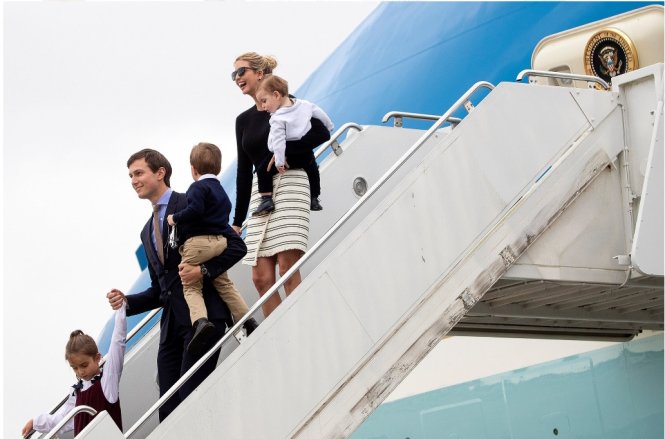 Cô Ivanka Trump cùng chồng, cố vấn cấp cao Nhà Trắng Jared Kushner, đưa 3 con của họ tới Florida tháng trước - Ảnh: New York Times