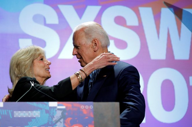 Vợ chồng cựu phó tổng thống Joe Biden trong một sự kiện ở Austin, Texas - Ảnh: Reuters