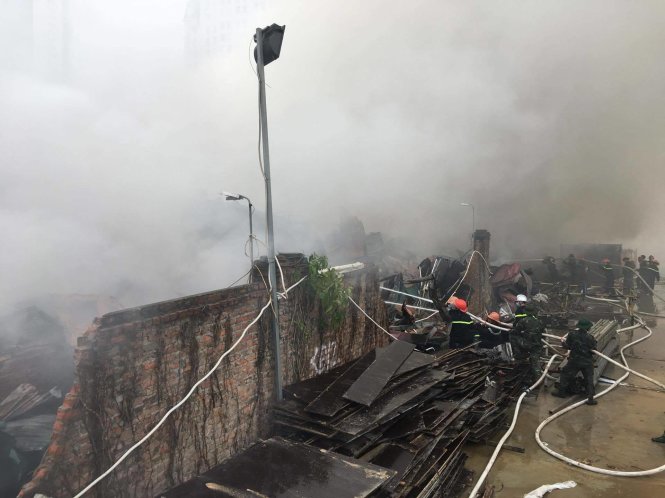 Lực lượng chữa cháy tiếp cận các khu vực bên trong vụ cháy lúc 15g5 - Ảnh: Quang Thế