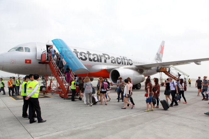 Bộ trưởng Bộ Giao thông vận tải: Hãng hàng không có thể giảm giá vé được thì tại sao không cho giảm? - Ảnh: hành khách lên máy bay của Jetstar Pacific - TUẤN PHÙNG