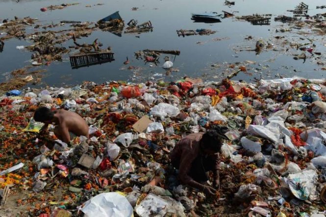 Rác rưới bẩn thỉu dày đặc bên bờ sông Ấn Độ - Ảnh: AFP