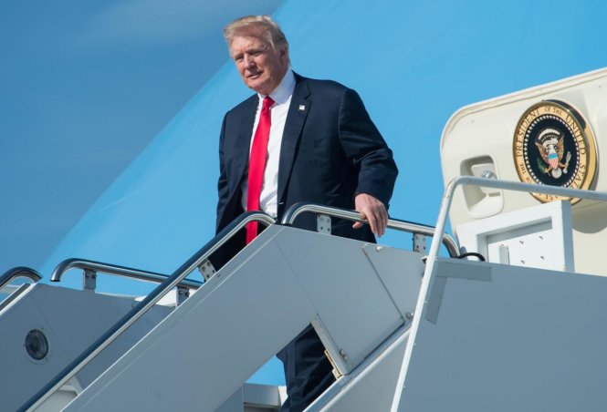 Tổng thống Donald Trump tới sân bay quốc tế Palm Beach tại Florida để nghỉ cuối tuần ở khu nghỉ dưỡng Mar-a-Lago của ông - Ảnh: AFP