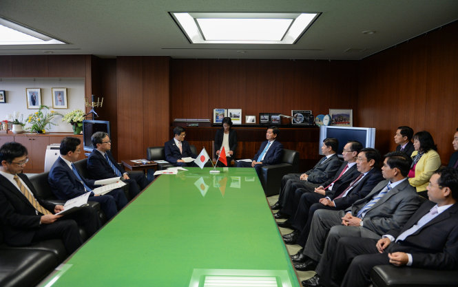 Đoàn đại biểu cấp cao TP.HCM làm việc với ông Keiichi Ishii – Bộ trưởng Bộ Đất đai cơ sở hạ tầng và du lịch Nhật Bản - Ảnh: THUẬN THẮNG