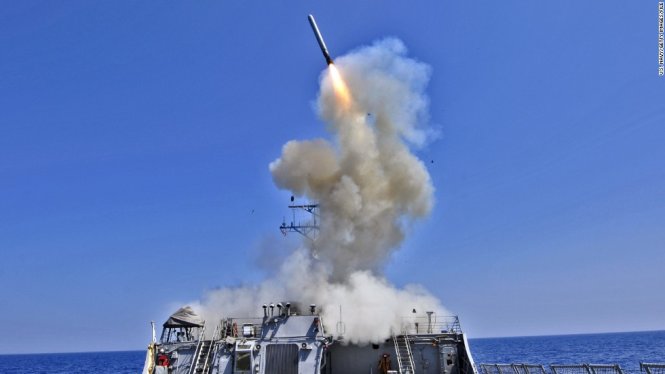 Tên lửa Mỹ bắn đi từ tàu ngoài biển - Ảnh: CNN