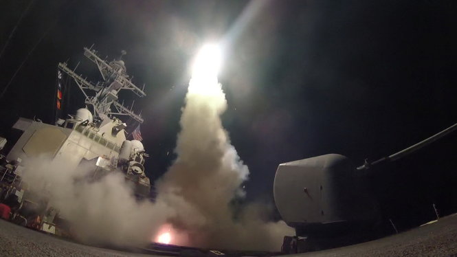 Tên lửa Tomahawk phóng đi từ tàu khu trục USS Porter trên Địa Trung Hải rạng sáng 7-4 - Ảnh: Reuters