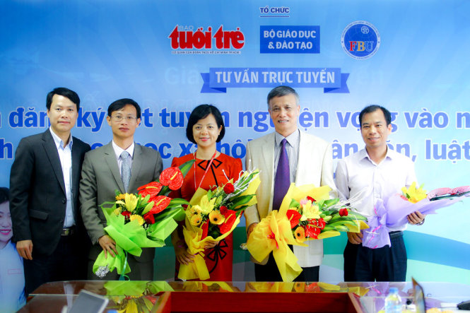 Đại diện báo Tuổi Trẻ tặng hoa và chụp ảnh lưu niệm với các vị khách mời - Ảnh: Nguyễn Khánh