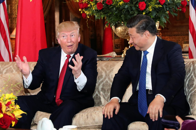 Ông Trump thoải mái tiếp chuyện Chủ tịch Trung Quốc Tập Cận Bình tối 6-4 - Ảnh: Reuters