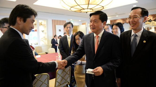 Bí thư Thành ủy TP.HCM Đinh La Thăng và Phó chủ tịch thường trực UBND TP Lê Thanh Liêm đang trao đổi với các nhà đầu tư Nhật Bản - Ảnh: THUẬN THẮNG