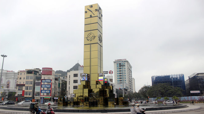 Cột đồng hồ 35 tỷ giữa lòng thành phố Hạ Long - Ảnh: C.Văn