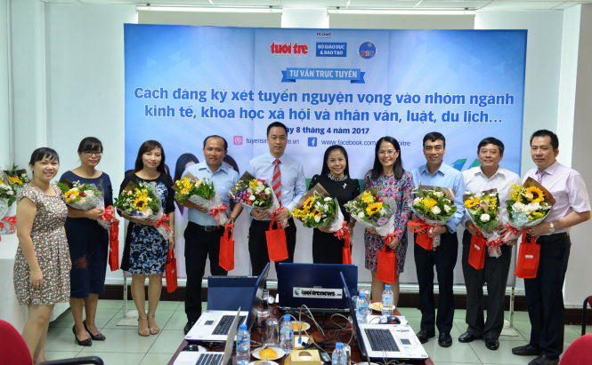 Bà Nguyễn Thị Hương - Ủy viên Ban biên tập báo Tuổi Trẻ - tặng hoa các vị khách mời - Ảnh: DUYÊN PHAN
