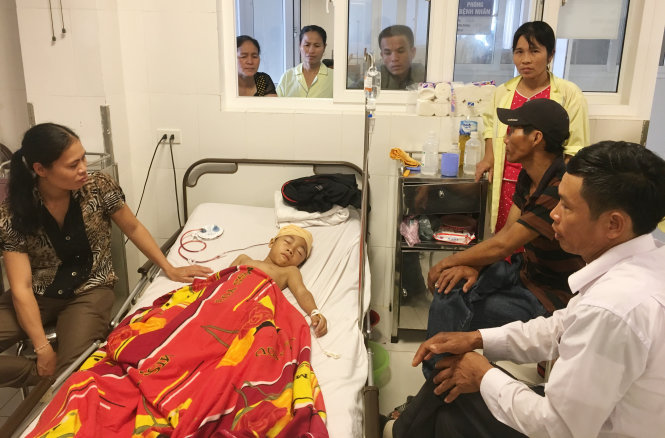 Em Trương Văn Nguyện đang được điều trị tại Bệnh viện Đa khoa 115 Nghệ An - Ảnh: DOÃN HÒA