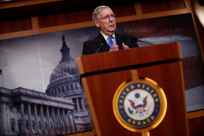 Lãnh đạo phe đa số Cộng hòa tại Thượng viện, Thượng nghị sĩ Mitch McConnell họp báo tuyên bố ông Neil Gorsuch đã được phê chuẩn - Ảnh: Reuters