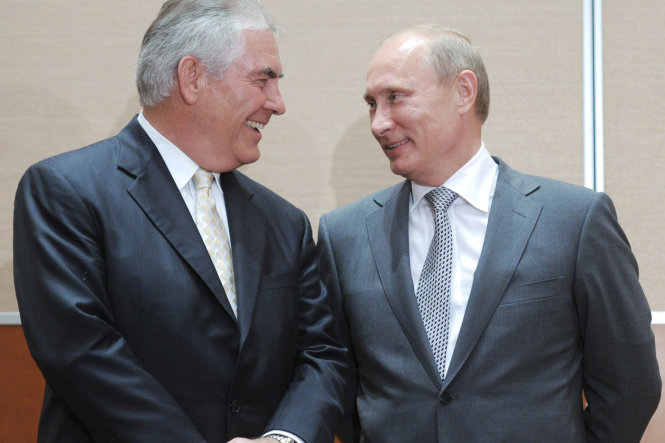 Tổng thống Nga Vladimir Putin (phải) và ông Rex Tillerson khi còn là lãnh đạo công ty dầu khí Mỹ - Ảnh: AFP