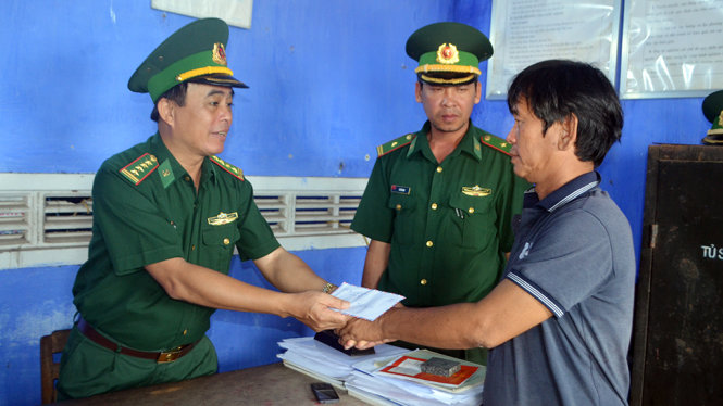Đại tá Phạm Huy Dực, Phó Chỉ huy trưởng Nghiệp vụ BĐBP Phú Yên tặng quà, biểu dương thuyền trưởng tàu cứu nạn - Ảnh: PHƯƠNG OANH