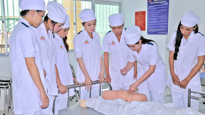 Sinh viên Trường CĐ Đại Việt Sài Gòn thực hành tại bệnh viện