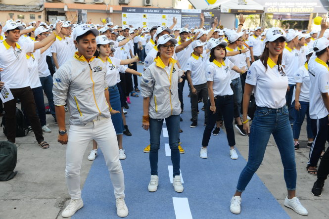 Diễn viên Dương Tử Quỳnh nhảy flashmob cùng các bạn trẻ sự kiện Safe Steps - Các bước an toàn đường bộ sáng 9-4 tại Nhà văn hóa Thanh Niên -  Ảnh: Quang Định